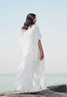 طقم نيومي – أوف وايت