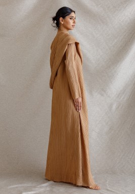 طقم فستان بيج مع وشاح بأكمام طويلة