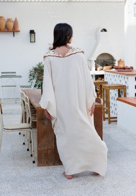 قفطان كريمي كتان مزخرف بتطريز زهور على الياقة