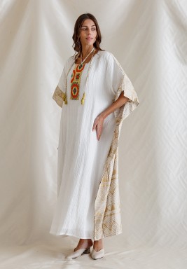 قفطان أبيض بزخرفة ذهبية