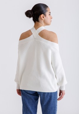 سويتر ابيض صوف باكتاف مكشوفة 