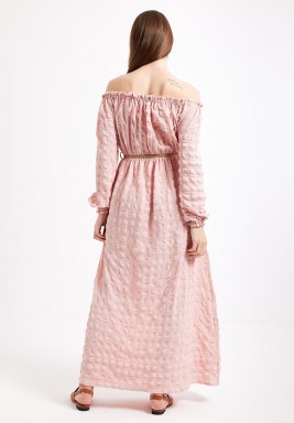 فستان وردي بأكتاف مكشوفة