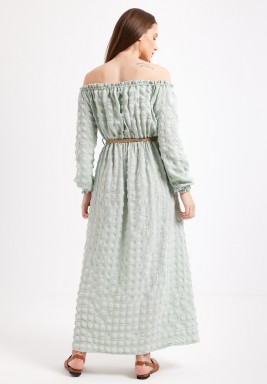 فستان أخضر بأكتاف مكشوفة