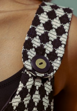 فستان أسود و بيج من غير أكمام