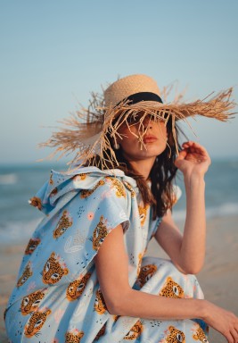 قبعة قش أنيقة بشريط أسود