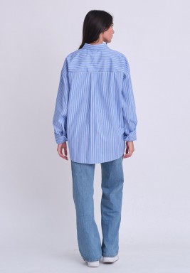 قميص أزرق مقلم