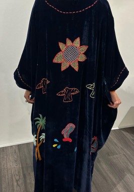 قفطان بلو صن شاين مخمل مزين بتطريز متعدد الألوان