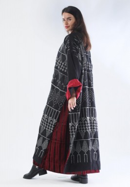 طقم بشت أسود وعنابي مزين بشرابات