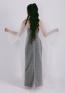 عباءة بيضاء أورجانزا بقصة كلاسيكية مزخرفة بقطع و خياطة ميتاليك بشكل قلوب