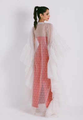 عباءة بيضاء أورجانزا بكشكشة على الجانبين و تطريز بخيوط ميتاليك بشكل قلب