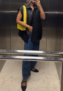 قميص أسود فضفاض من غير أكمام