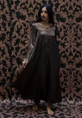 طقم جاكيت و فستان باللون النحاسي و مزين بالتطريز