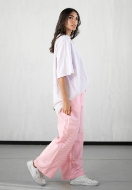 بنطلون وردي واسع مقلم