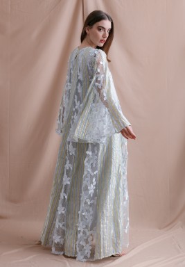 قفطان رمادي مزين بخطوط باللون الذهبي