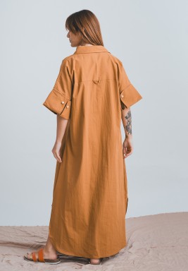 فستان قميص باللون الجملي بأكمام قصيرة واسعة