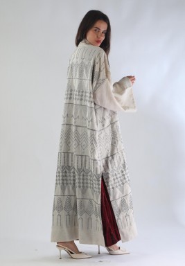 طقم بشت أوف وايت وعنابي مزين بشرابات