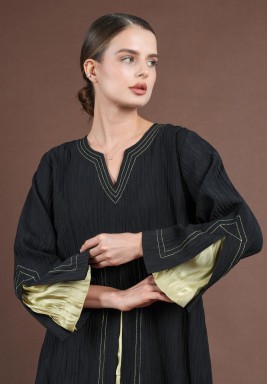 قفطان أسود مزين باللون الأصفر
