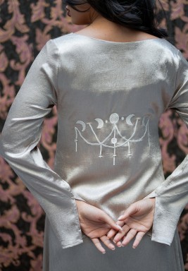 طقم فستان و جاكيت فضي مزين بالتطريز