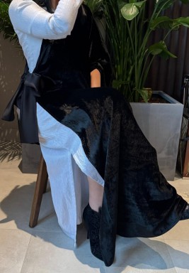قفطان أسود وأبيض من قطعتين مع حزام خصر