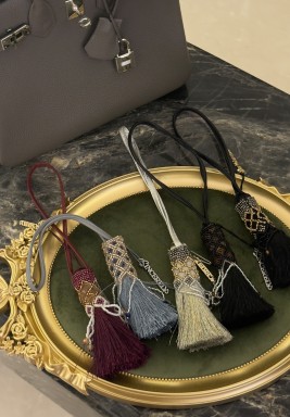 شرابة جلدية طويلة