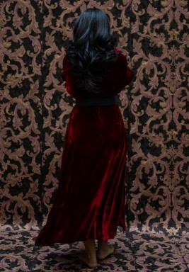 بشت مخمل بلون العقيق الأحمر الملكي