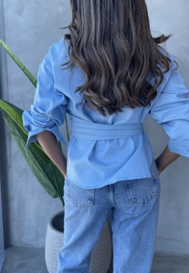 قميص أزرق بنمط اللف