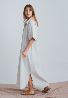 فستان قميص باللون الأوف وايت بأكمام قصيرة واسعة