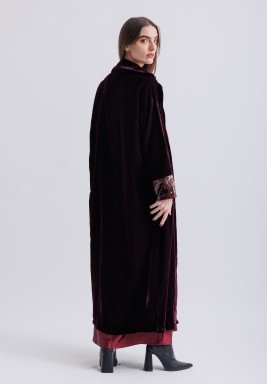 طقم متناسق باللون الأحمر الأرجواني