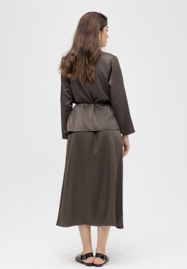 فستان حرير مع بليزر بلون بني