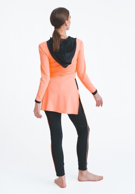 مايوه إسلامي باللونين الأسود والمرجاني