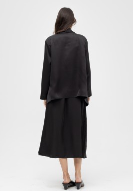 فستان حرير مع بليزر بلون أسود