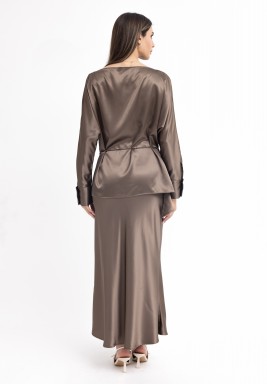 طقم حريري مكون من توب ملفوف وتنورة