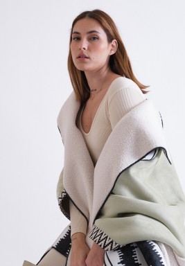 بشت باللون الفستقي