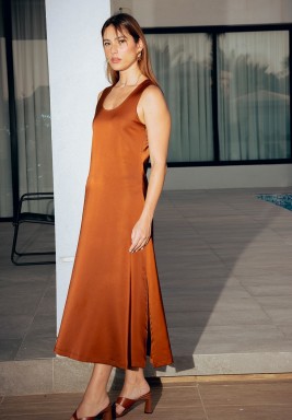 طقم فستان و ترينش حرير بلون القرفة