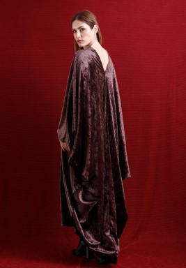 قفطان بلون السكر البني مخملي بقَصَّة الفراشة