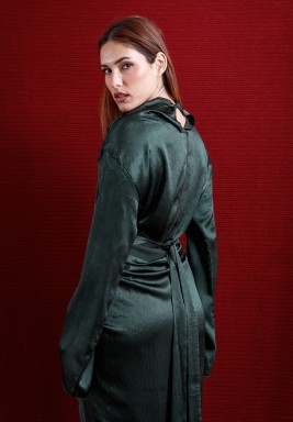 طقم فستان و تنورة بنمط اللف و برقبة عالية باللون الأخضر الداكن مع بشت أورجانزا