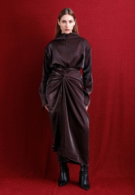 طقم فستان و تنورة بنمط اللف و برقبة عالية باللون البرونزي مع بشت أورجانزا