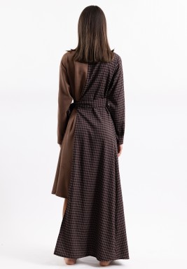 قفطان بني نصفه من الجلد السويدي ونصفه كاروهات