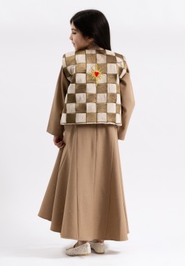 طقم فستان وسترة مطرزة باللونين البيج والكريمي