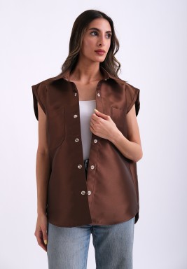قميص بني فضفاض من غير أكمام