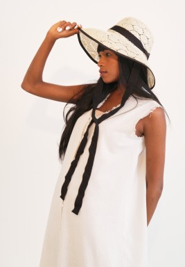 قبعة شاطئ مع شريط دانتيل أسود