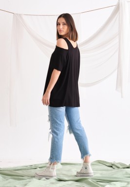 تي شيرت أسود بكتف بارد