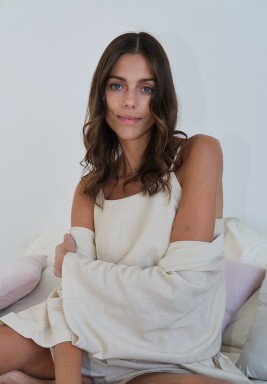 طقم بيجامة كريمي