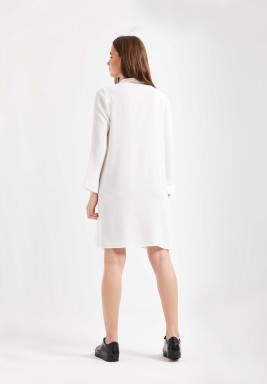 فستان أبيض بنمط قميص برفرفات 