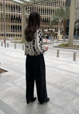 طقم بلوزة وبنطلون باللونين الأسود والأبيض