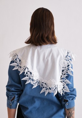 ياقة بيضاء مزينة بزهور