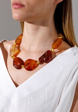 قلادة مطلية بالذهب احجار بركانية