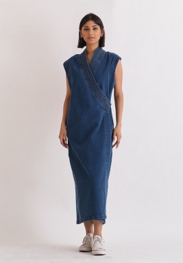 فستان دينم أزرق متوسط الطول معاد تدويره من غير أكمام