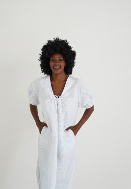 فستان أبيض وأزرق متوسط الطول للمنزل