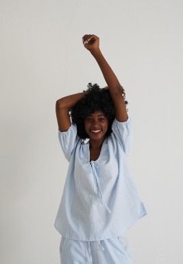 بجاما أزرق وأبيض مخططة